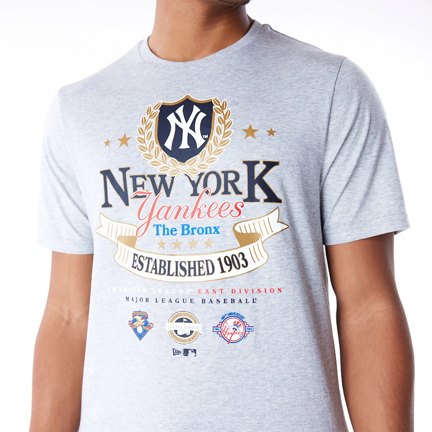 New Era Mens New York Yankees MLB Badge Graphic Tee